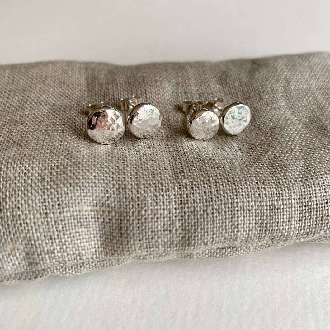 HAMMERED SILVER ROUND BUTTON STUD EARRINGS