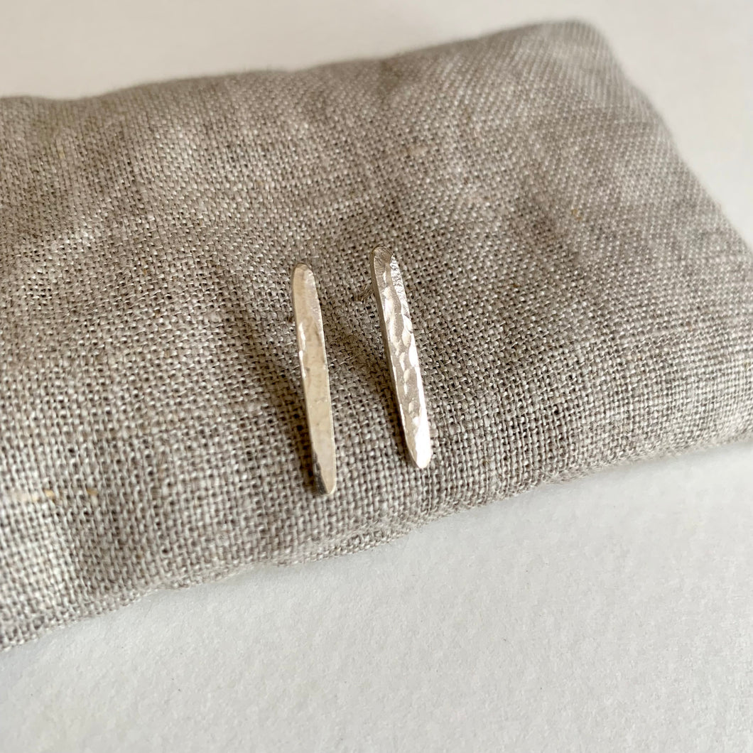 THIN PINE NEEDLE STUD EARRINGS.